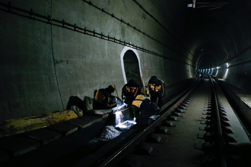 石泉铁路运营隧道病害现状